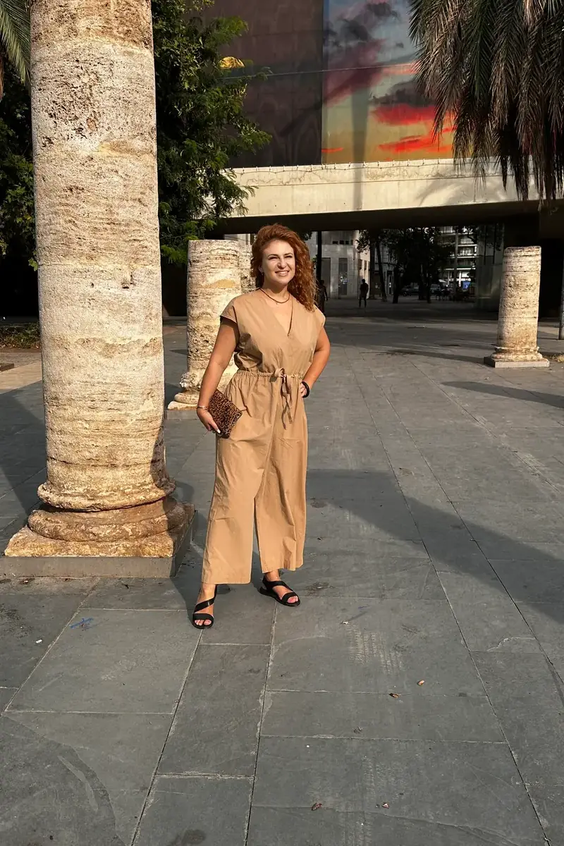 Соломія Сауся стоїть у міському просторі Alicante